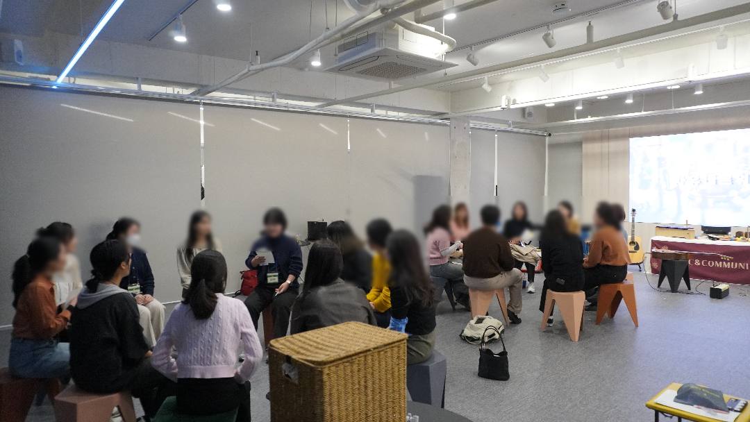소그룹 원형 토론 장면