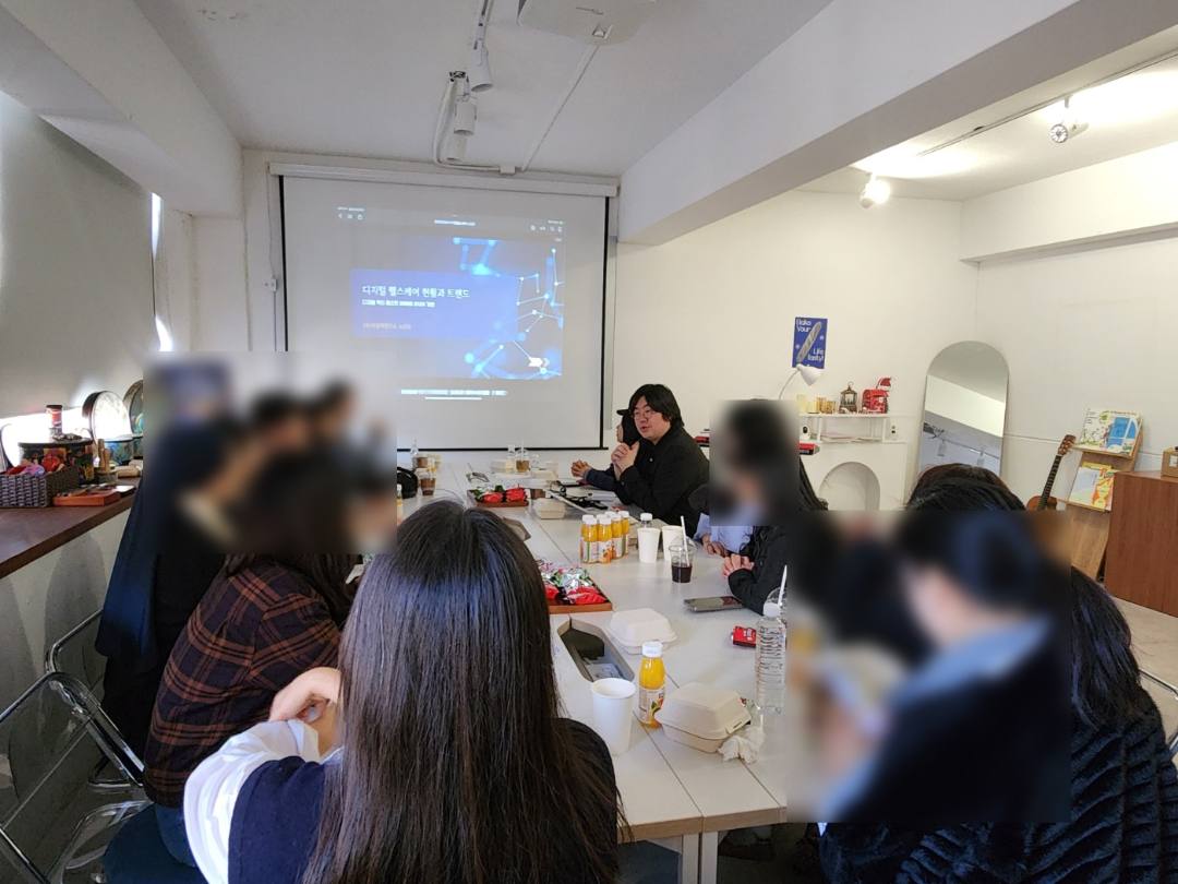 치료사 커뮤니티 네트워킹 장면